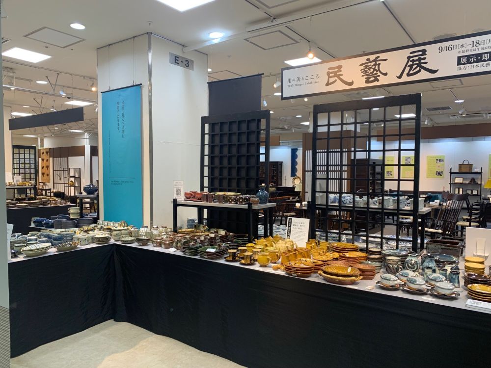 過去に開催された民藝展の売場風景